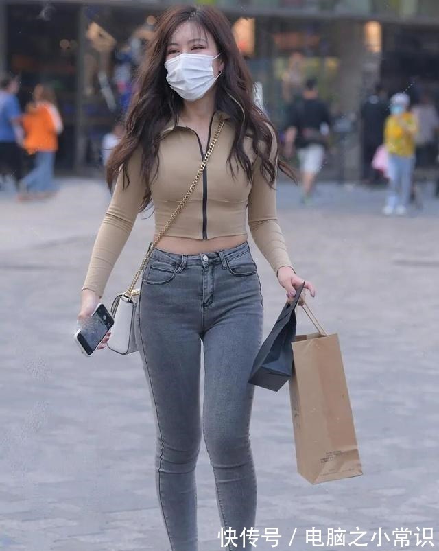 装束 灰黄色拉链上衣搭配高帮小白鞋,潮流搭配,彰显自我风格!