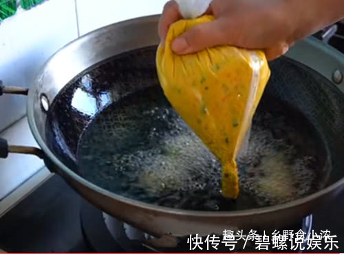 南瓜简单一做,葱香浓郁,饭店都买不到,老公一人吃一大盘