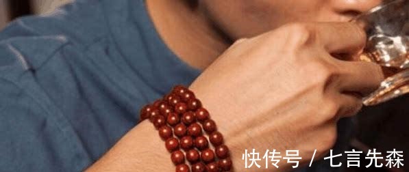 手表|男人选择戴手表还是戴手串更好, 考虑到这4点, 你就明白了!