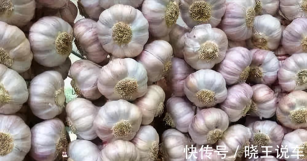 大蒜|才知道,剥大蒜米不刀拍不手抠,只要一个瓶盖,1分钟剥一大碗