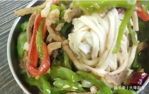 青椒肉丝面的家常做法,味道鲜美,好吃不油腻,做法简单