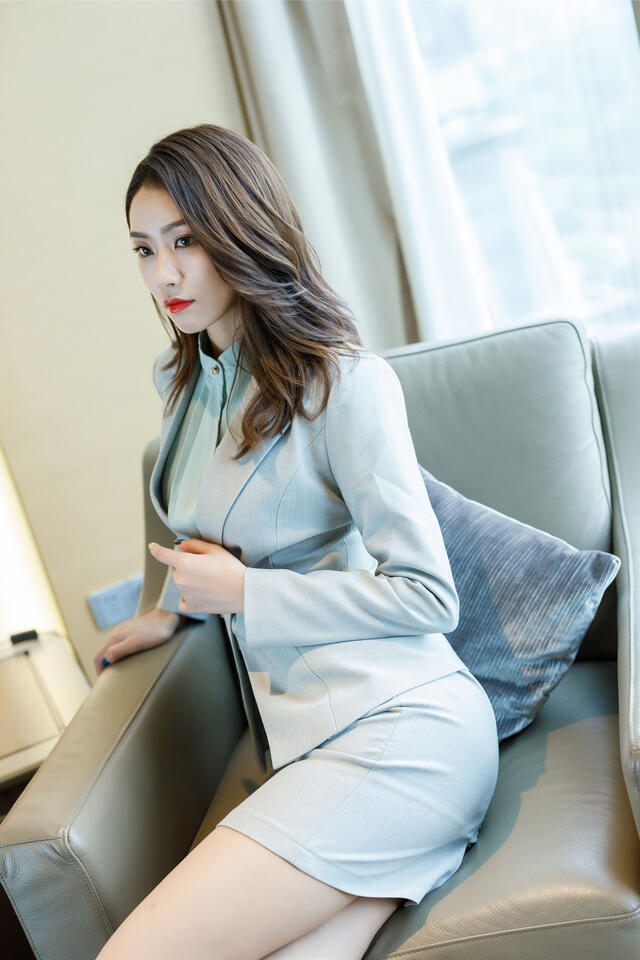 职业装|街拍:职业装怎么穿才够美?哪种颜色更适合你?