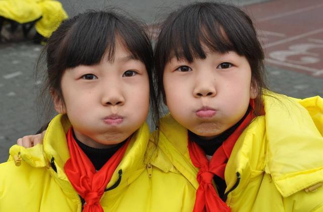 gt|妹妹刚入幼儿园,哥哥在大班赶来''慰问'',兄妹相见的场景太暖心