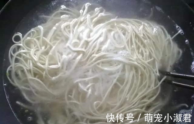 煮面条时,最忌水开下锅,面馆老板:牢记3点,面条爽滑又筋道
