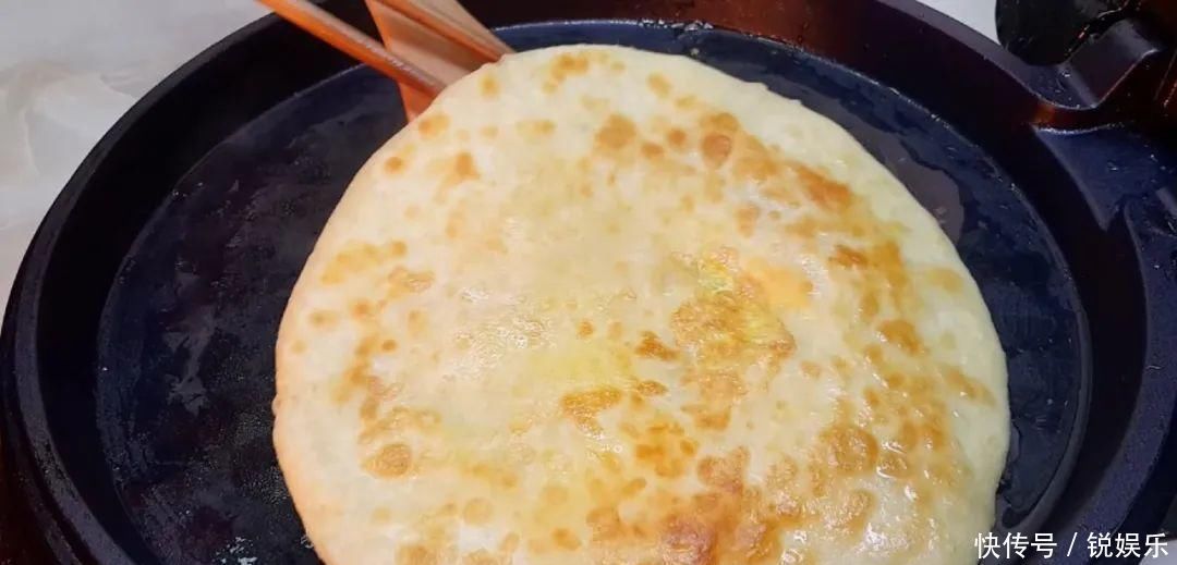 鸡蛋饼这样做太香了,教你懒人做法,鼓泡零失败,吃过就念念不忘