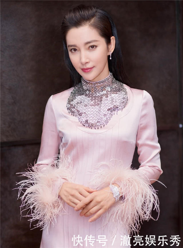 女人戴“手镯”还是“手表”好看？三个理由告诉你，戴错很尴尬！