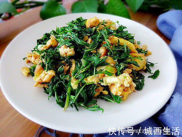 鸡蛋和它一起炒，头发乌黑，口臭没了，睡眠也好了，不懂就真亏了