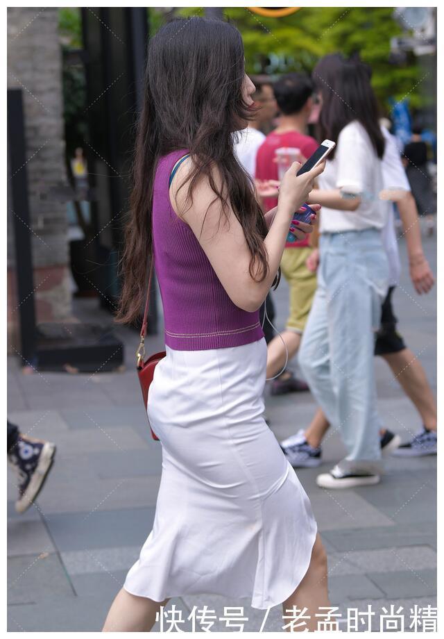 穿起来|街拍:紫色的无袖上衣,搭配白色的裙装,凸显着成熟的独特韵味