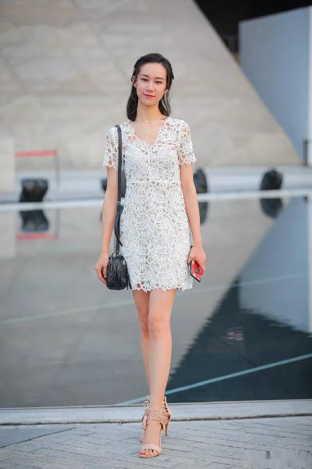 v领|街拍时尚：高跟鞋搭配旗袍，让东方女性显得更知性迷人