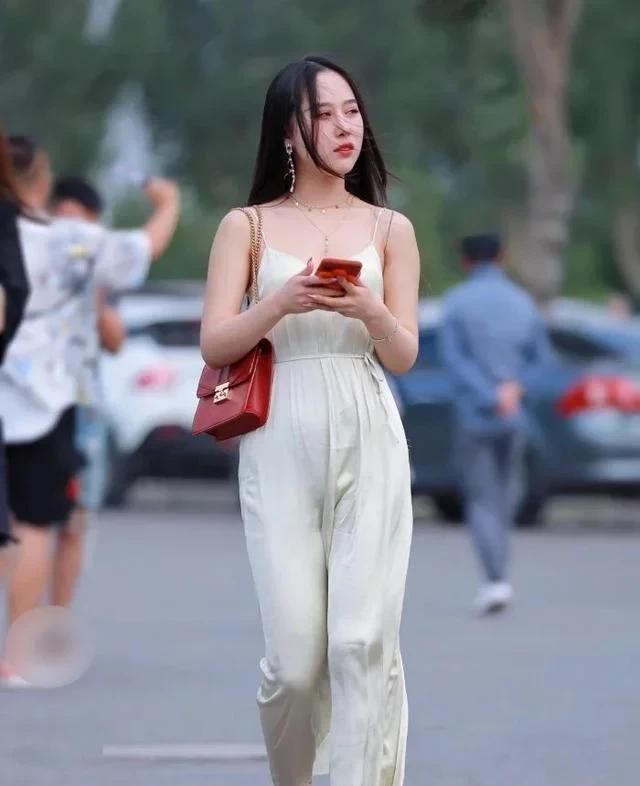 亮点|街拍;穿超薄吊带长裙,风来了,亮点也就来了