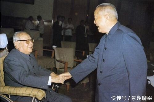 太牛! 毛主席写一句话, 他提笔加了三个字,