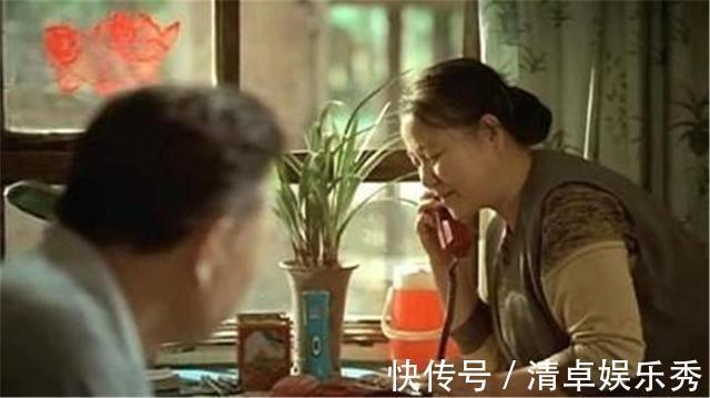 女孩|女孩上大学每月1800元生活费,却嫌弃不够,列消费清单要父母加钱