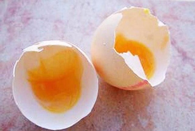 大妈在超市买回鸡蛋,打开一看却不对劲?商家:我们没法看见