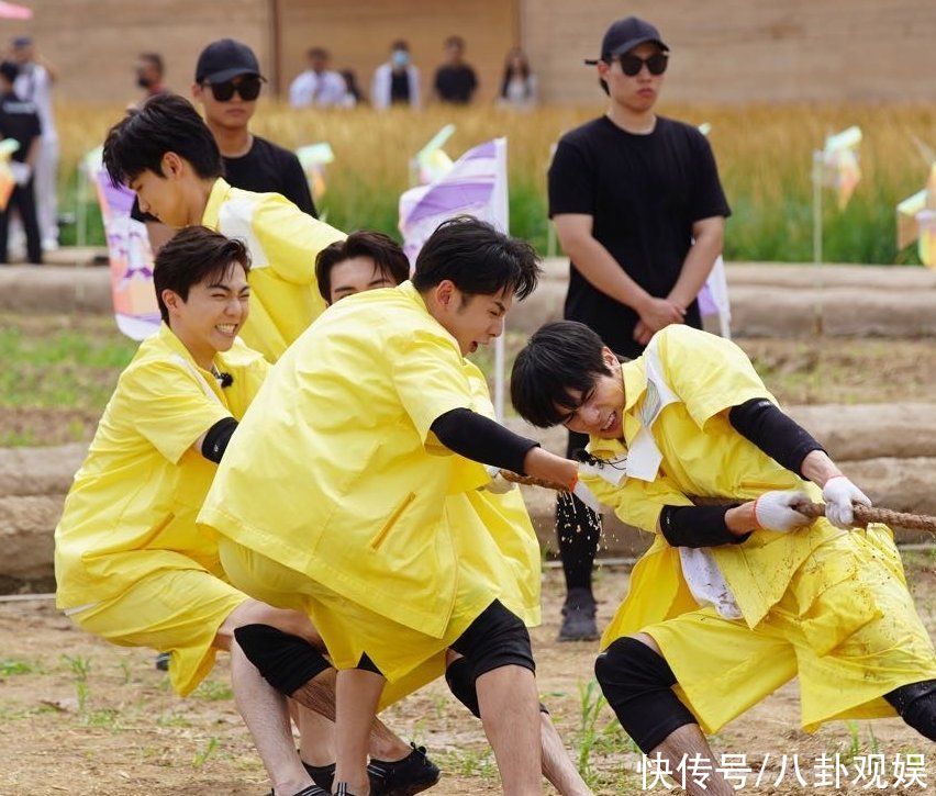 路透图|牛气满满的哥哥路透照,陈立农含奶嘴,我却被王耀庆的菠萝头吸引