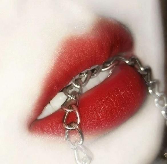 青春期女生想变“薄嘴唇”,这3恶习趁早改,否则早晚变“火锅唇”