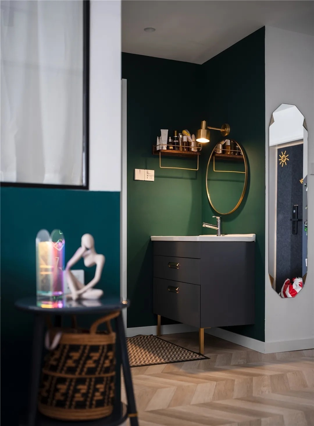 墙面|现代灰遇上复古绿,混搭出的有色之家