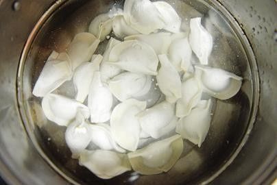 正确|煮冻饺子开水下锅就“毁”了酒店大厨教你正确煮法,不粘不破