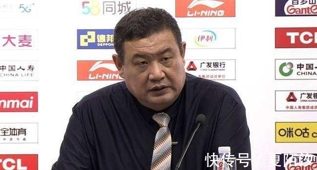 教练|哈德森怒抢战术板,徐长锁宫鲁鸣看戏,山东男篮豪华教练组成摆设