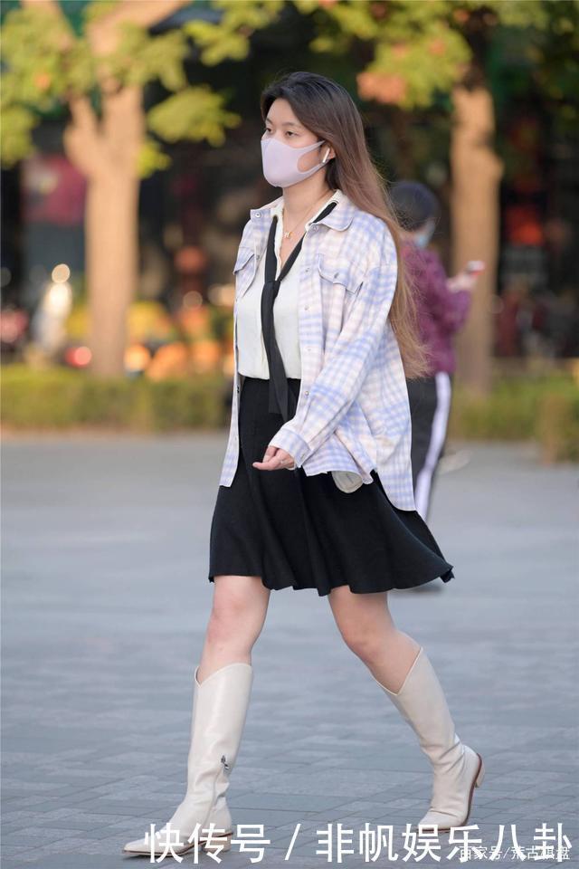 米色的长靴|秋天的米色长靴,不是过膝的款式,搭配出清新的时尚美