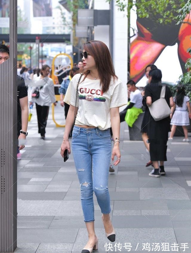 慵懒 米黄色的上衣,搭配九分蓝色牛仔裤,帅气潇洒又时尚!