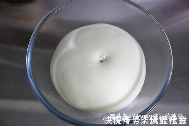 面团|面包没出炉就满屋飘蒜香,早餐零食不愁了,没菜没酱手撕吃一个
