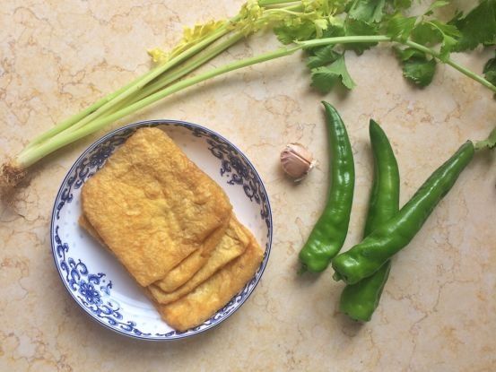 家常香辣芹菜豆腐菜，香辣开胃，营养美味，下饭还解馋
