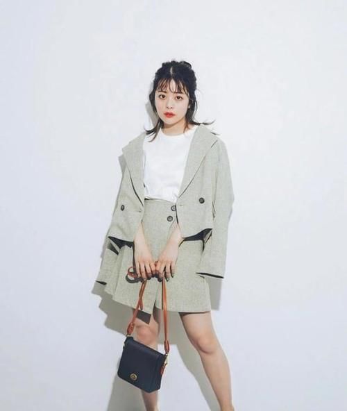 女人不管穿大衣仍是裙子，尽量避开这2个“长度”，显腿粗显腿短