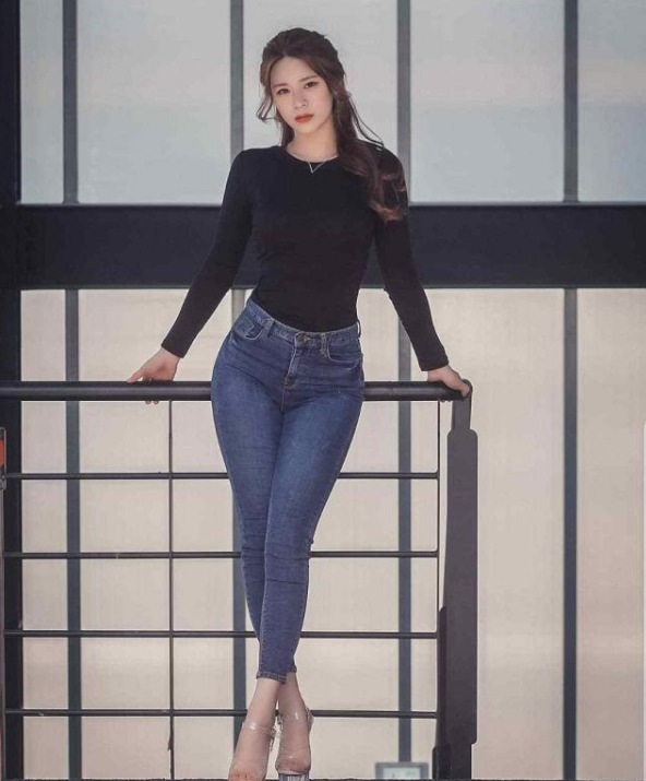 身姿|街拍曼妙身姿的小姐姐,搭配紧身牛仔裤,穿出女性的浪漫