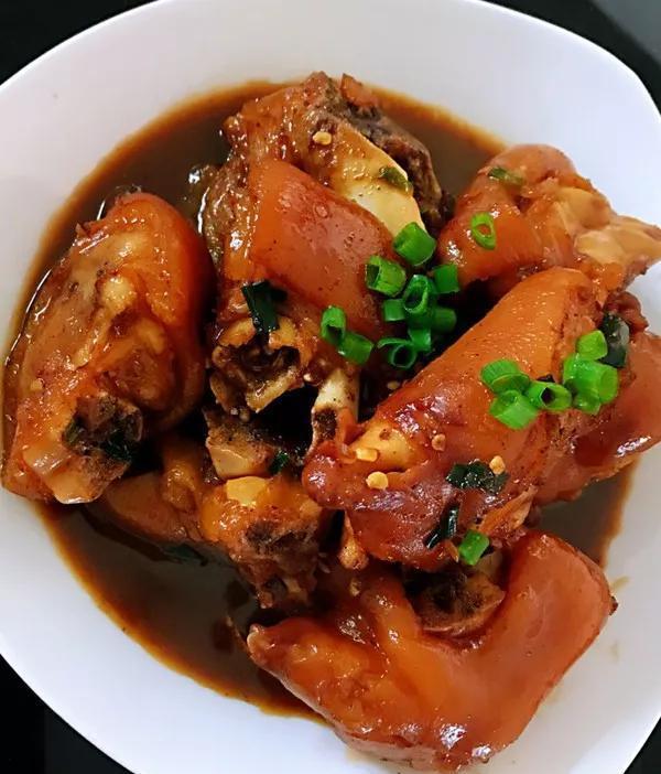 家庭聚餐不知道吃什么，八菜一汤已备好，荤素搭配，营养美味，赞