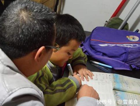 小区|宝妈深夜辅导作业很“扰民”,孩子一个人写作业,全小区接受教育