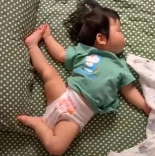 宝宝|新生儿“投降式”睡姿，需要纠正吗？知道原因后，我改变了想法