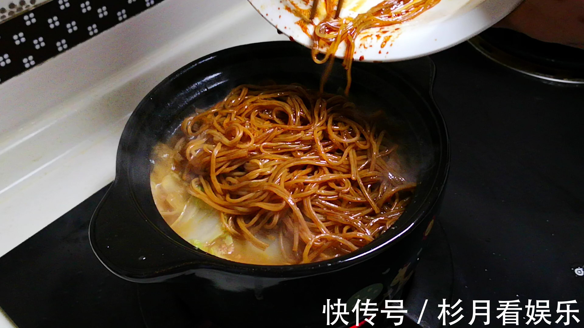 做白菜炖粉条时,要牢记“3要点”,炖出的菜味道正,鲜香四溢!