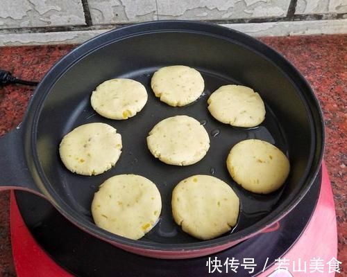 红薯别总煮着吃,加点糯米粉煎一煎,香甜又好吃
