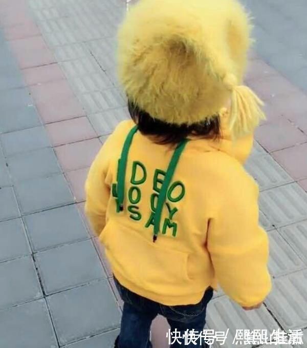 爆米花|爸爸把女儿的衣服穿反了,妈妈正要发火,女儿一个转身,妈妈笑了