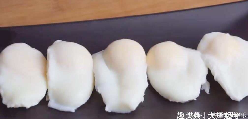 煮出来|煮荷包蛋太难?掌握1个技巧,轻松煮一锅,不破皮不粘锅无飞沫