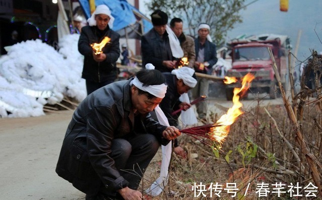 习俗&古人丧葬习俗中,为何要让后代摔瓦盆,其中有何深意?