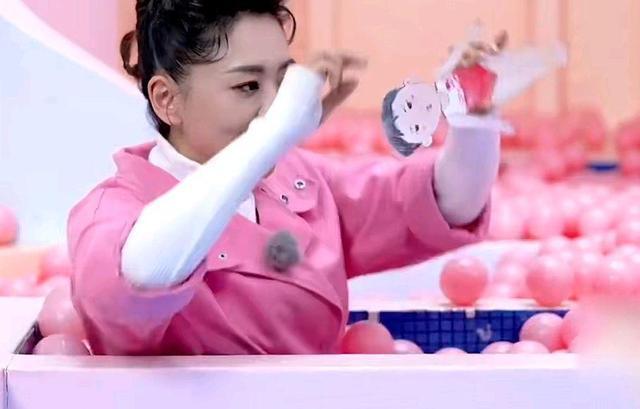 央視重視！月亮姐姐演繹全紅嬋和小毛爐的故事，紅姐的段子挺搞笑