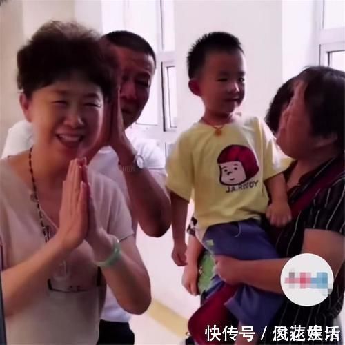 孙女|二胎生了个孙女,产房外爷爷奶奶的表现火了,网友我承认我酸了