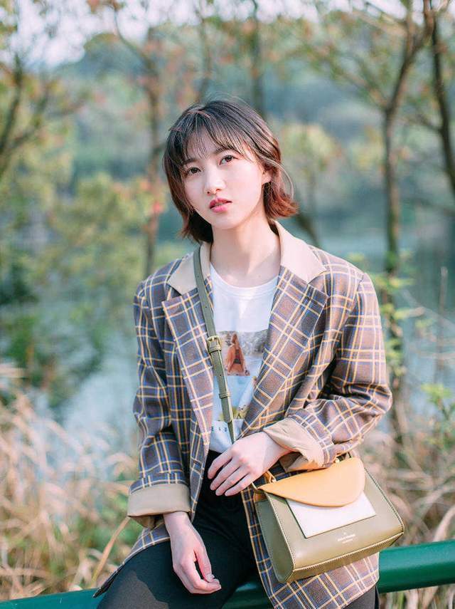 针织衫|梨形身材和微胖女孩最关心的搭配来了，针织衫配半身裙，显瘦显高