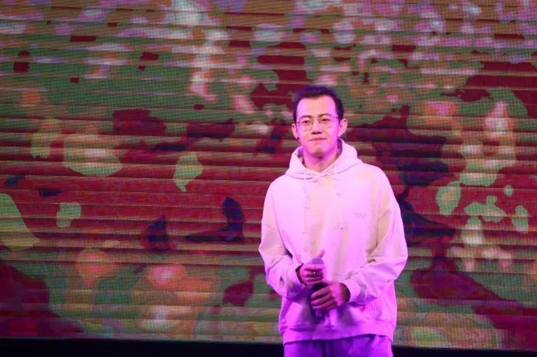 冬天的第二场雪和今晚的校园歌手大赛更配噢～