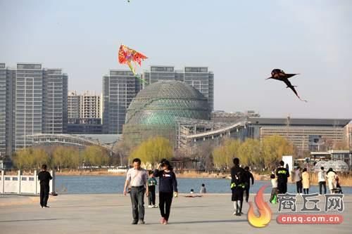 老年|日月湖畔 春意盎然