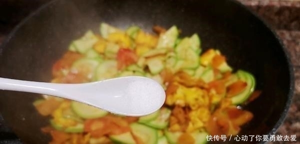 春末遇到此菜别手软,堪称植物“美白丸”,常吃晒黑的皮肤也白了