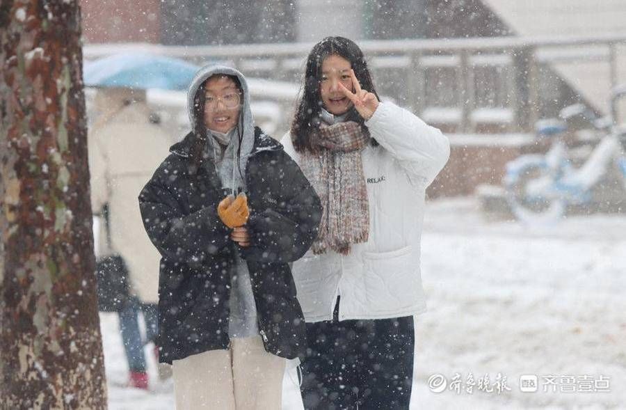 大学生|大雪下的驻济学生：校园里肆无忌惮滚雪球，那是我们的青春啊