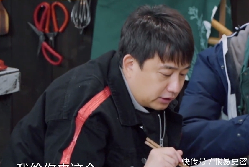 何炅嘲笑张艺兴不会用筷子,黄磊的救场方式很高级!