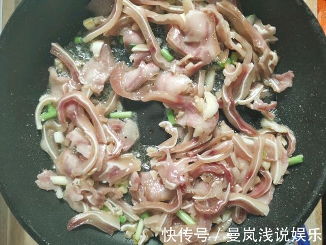 酸菜炒猪耳|让舌尖痛快的美味!教你营养好吃的酸菜炒猪耳,一起来享受美食吧