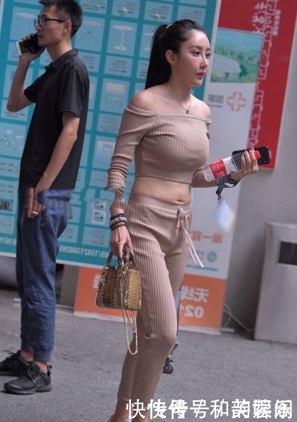 美丽女神小姐姐,穿搭了一身漂亮的套装,展现的非常美丽漂亮