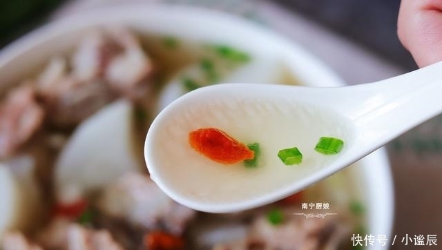 白萝卜排骨|它是人人吃得起的“小人参”,拿来炖汤喝,鲜甜滋补、润肺化痰