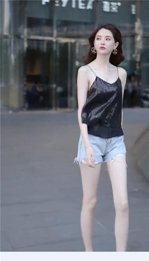 无痕裤|街拍妹子这么清凉简单的小吊带，真担心带子断了啊