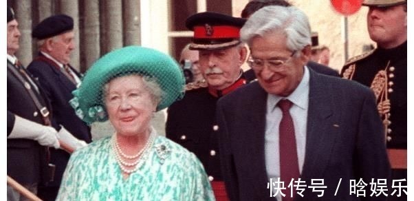 戴安娜王妃 戴对胸针的卡米拉好美,一枚简约的祖母绿胸针,映衬的她优雅大气