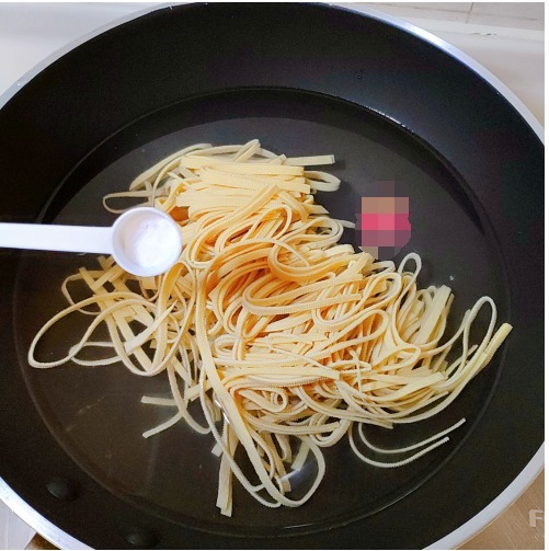 发硬|拌干豆腐丝,干豆腐直接焯水就外行了,没做这1步,难怪口感发硬